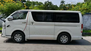 Toyota HiAce 2019 অফ হোয়াইট