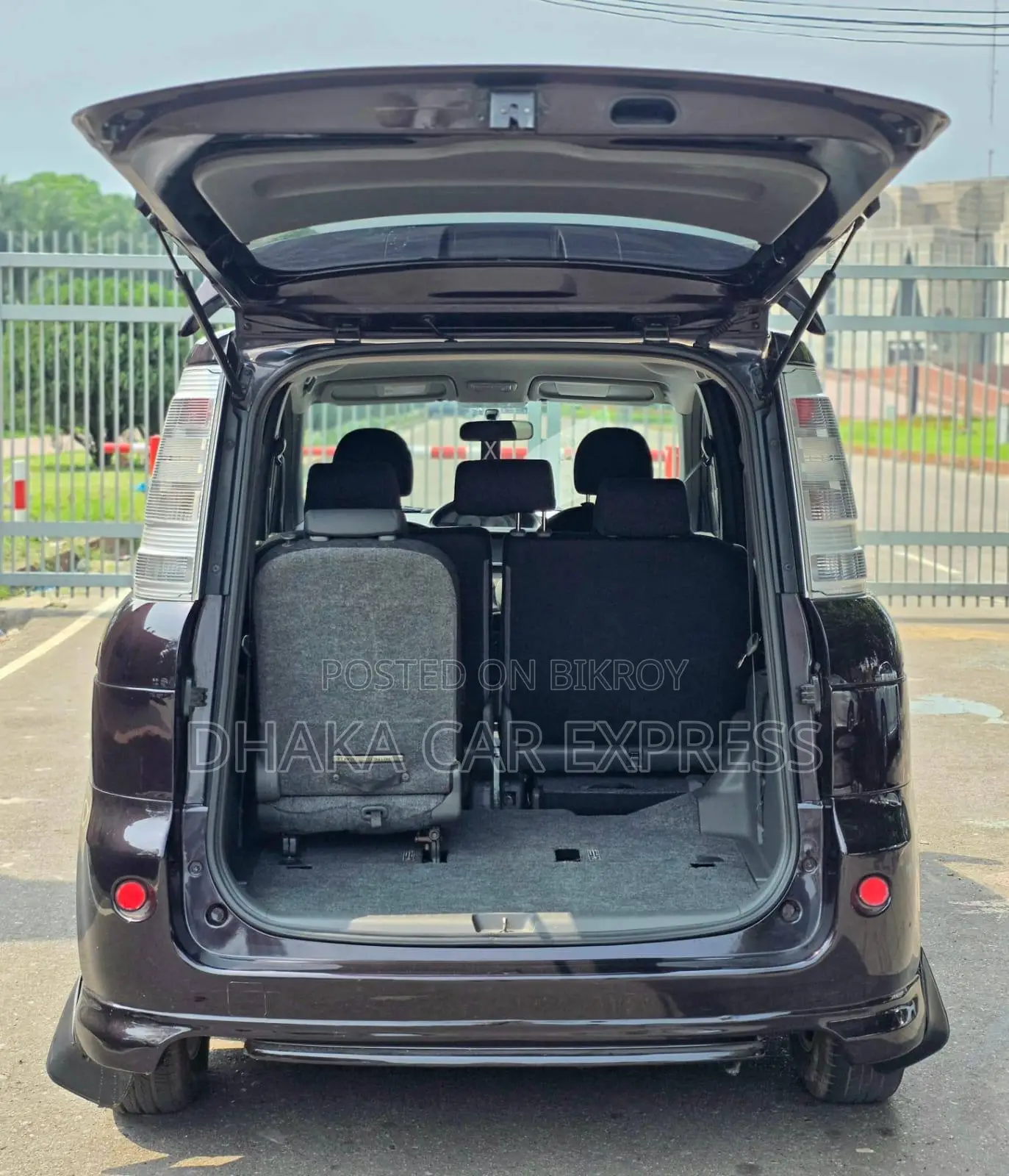 Toyota Sienta 2013 Maroon