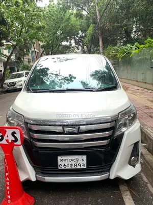 Toyota Noah 2.0 All-Wheel Drive (7 Seater) 2017 Pearl