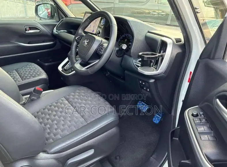 Toyota Voxy 2023 Pearl