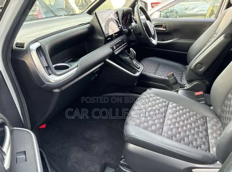 Toyota Voxy 2023 Pearl