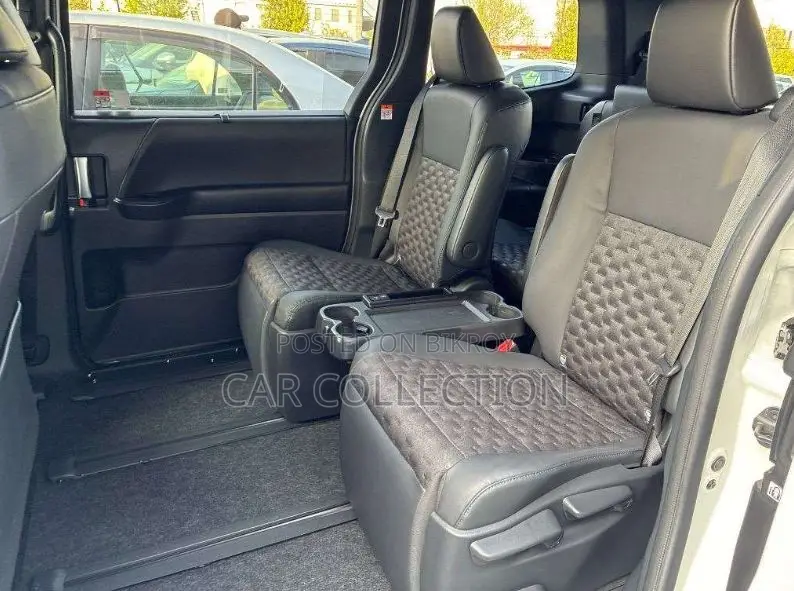Toyota Voxy 2023 Pearl