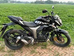 সুজুকি ২০২২ কালো