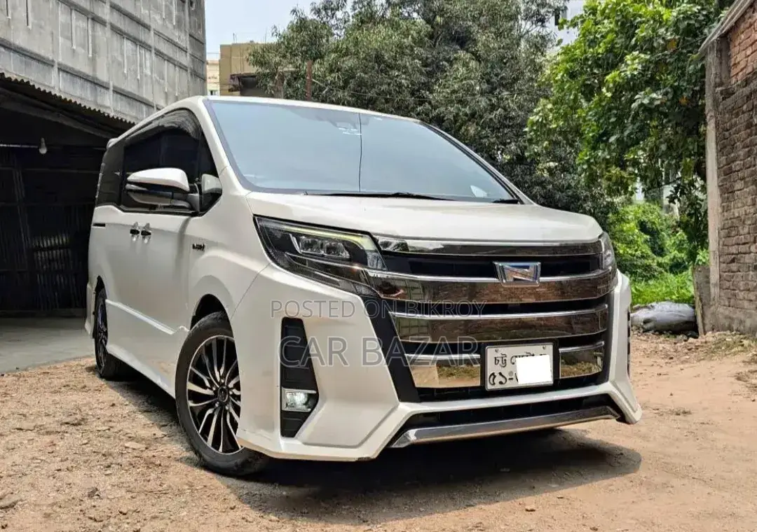 Toyota Noah 2018 Off White