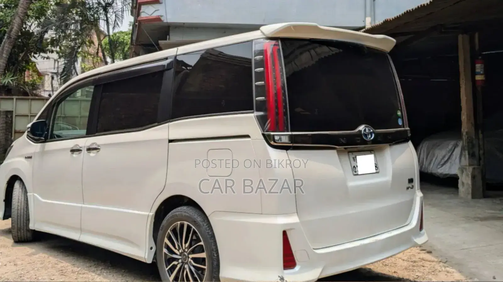 Toyota Noah 2018 Off White