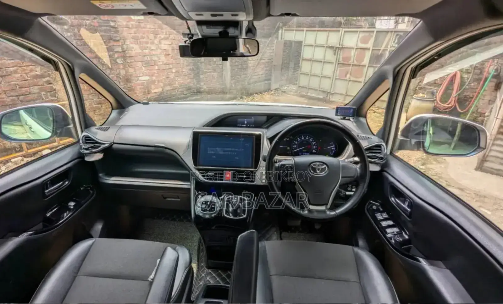 Toyota Noah 2018 Off White