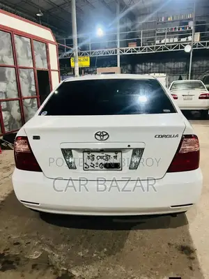 টয়োটা করোলা ২০০৫ সাদা