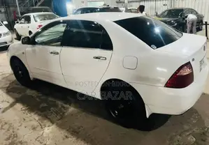 টয়োটা করোলা ২০০৫ সাদা