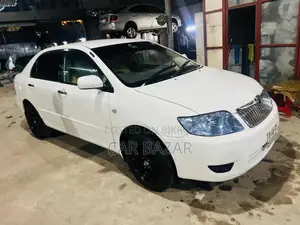 টয়োটা করোলা ২০০৫ সাদা