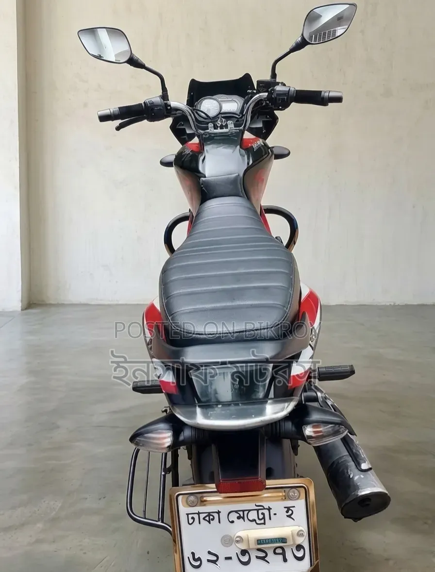 বাজাজ ডিসকভার ১২৫ ২০২১ কালো
