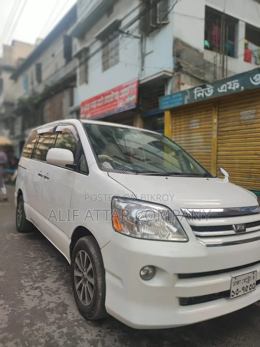 Toyota Noah 2004 Pearl