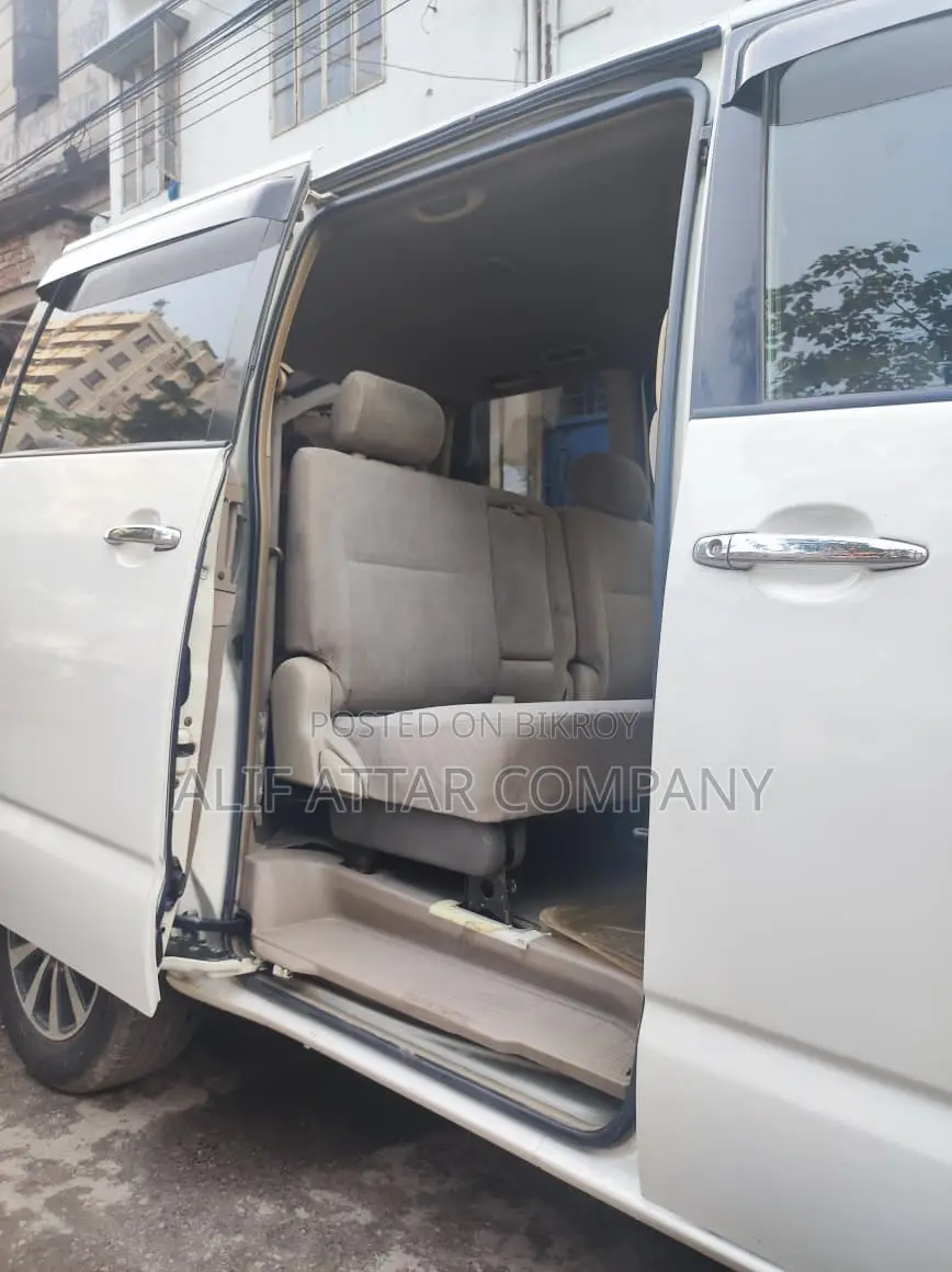 Toyota Noah 2004 Pearl