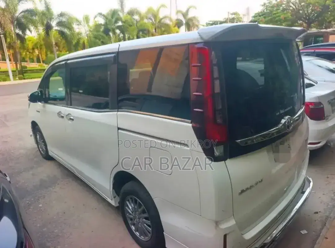Toyota Noah 2017 Off White