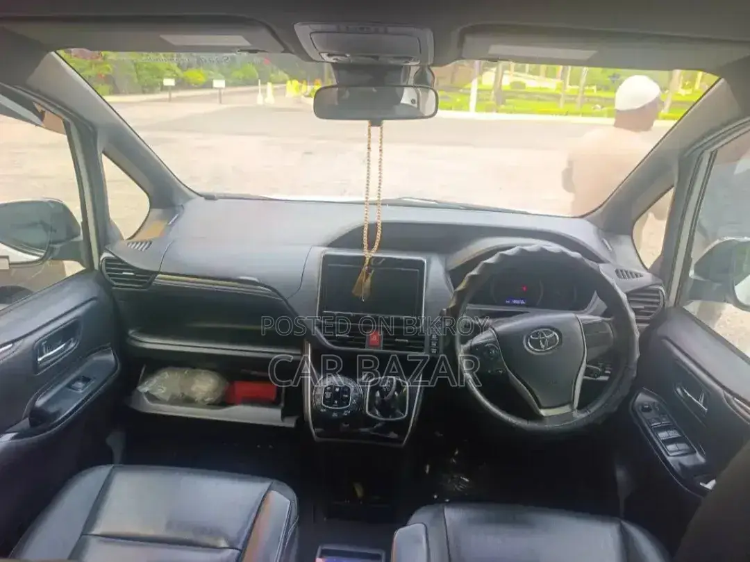 Toyota Noah 2017 Off White