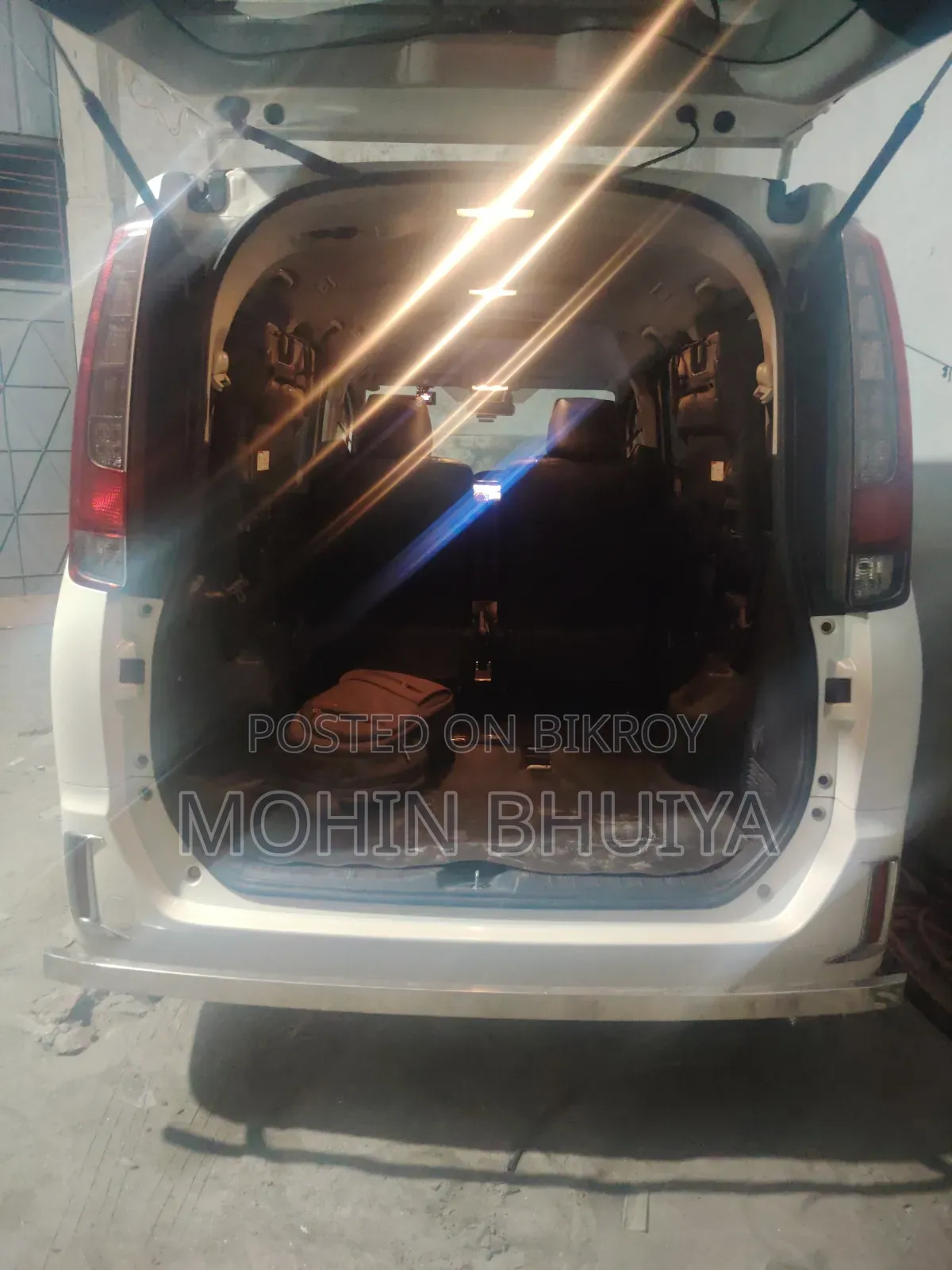 Toyota Noah 1.8 Front-Wheel Drive Hybrid (7 Seater) 2017 White