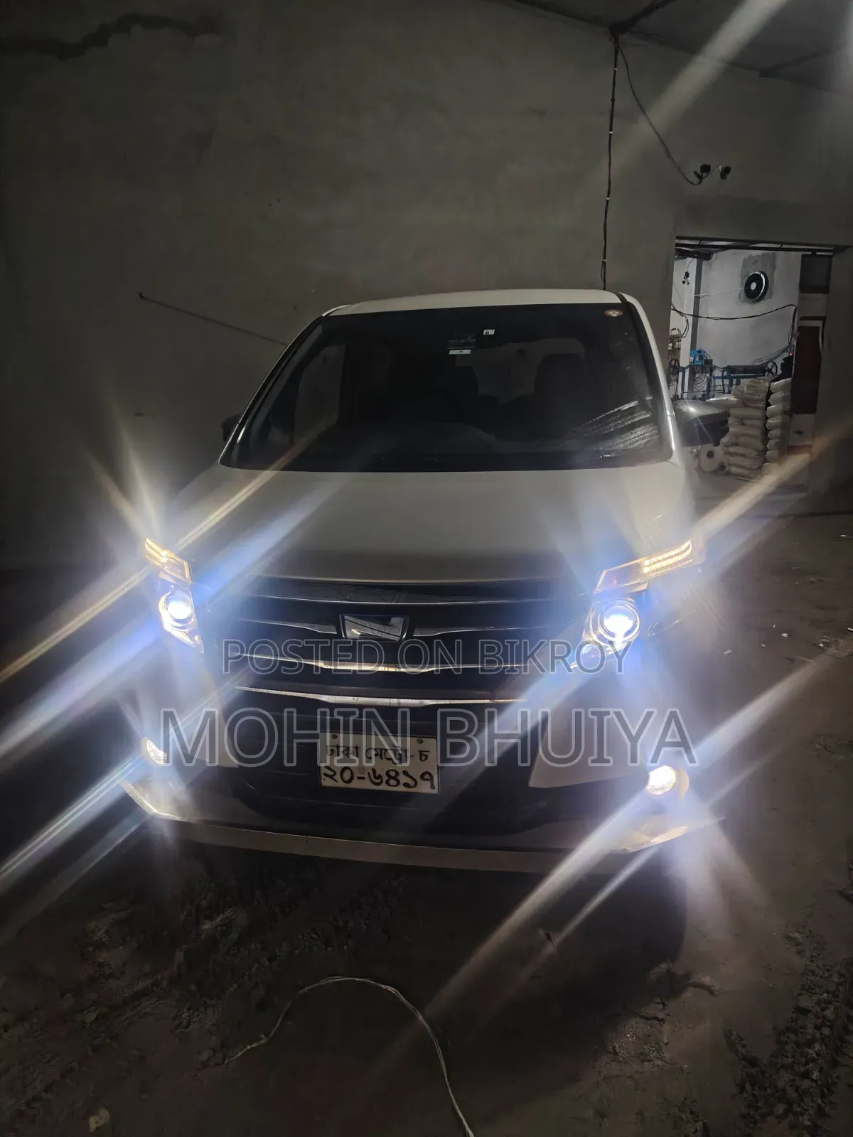 Toyota Noah 1.8 Front-Wheel Drive Hybrid (7 Seater) 2017 White