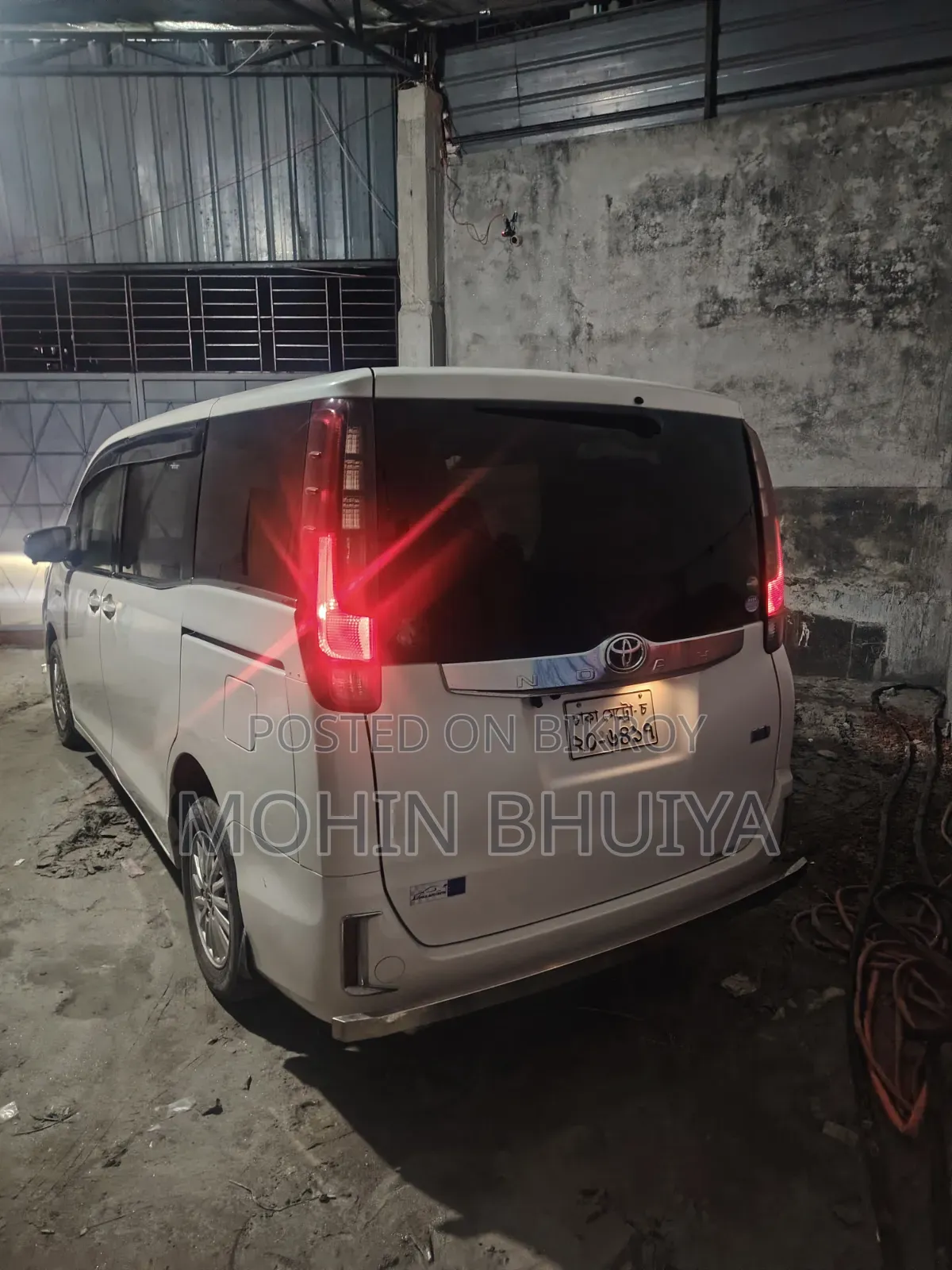 Toyota Noah 1.8 Front-Wheel Drive Hybrid (7 Seater) 2017 White