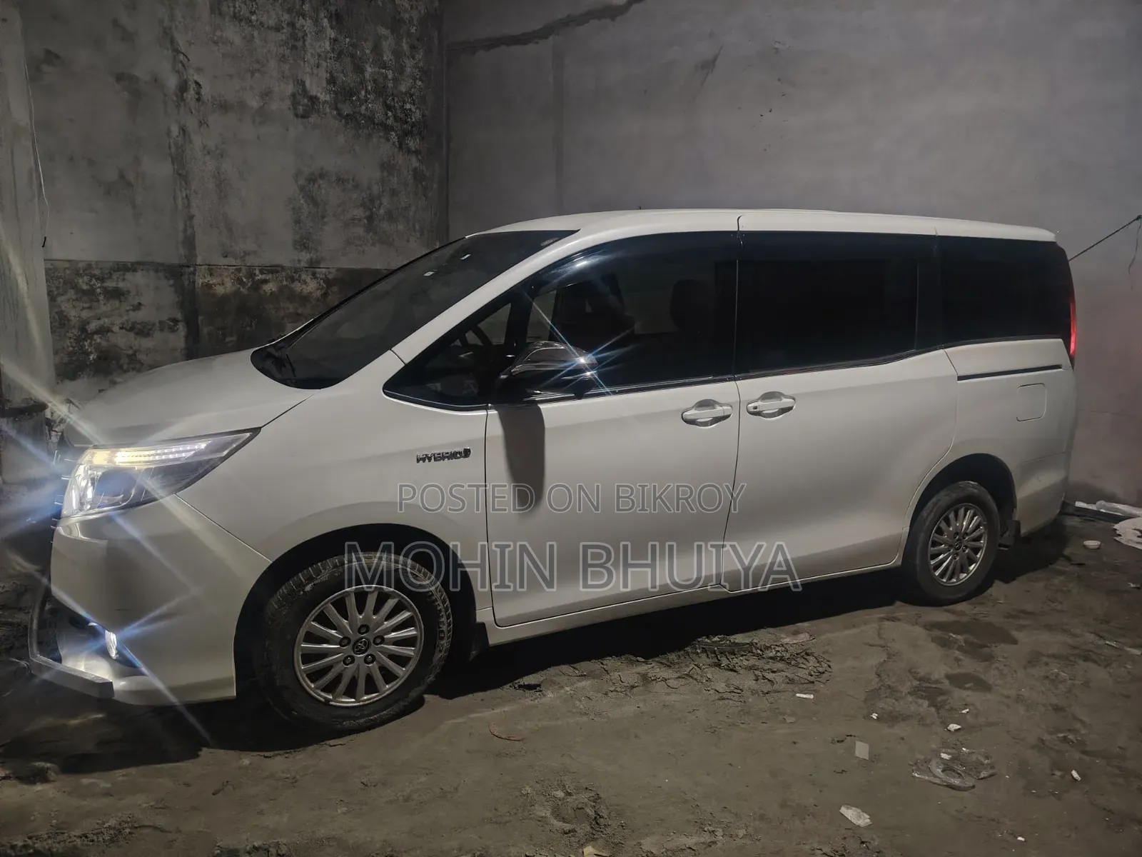 Toyota Noah 1.8 Front-Wheel Drive Hybrid (7 Seater) 2017 White