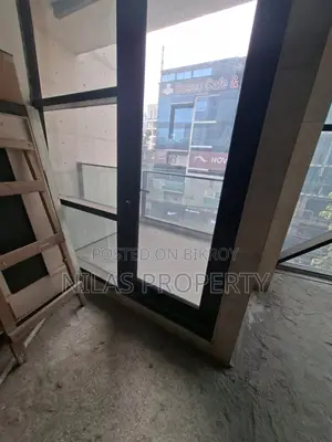 ২য় তলায় ফ্রন্ট ভিউ শোরুম/ক্যাফে স্পেস ভাড়ার জন্য