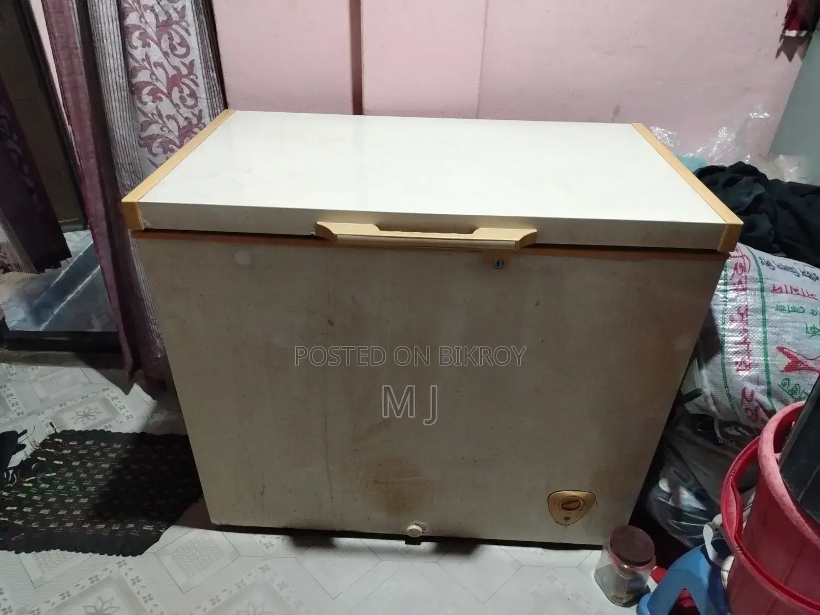 একটি ডিপ ফ্রিজ বিক্রি করা হবে