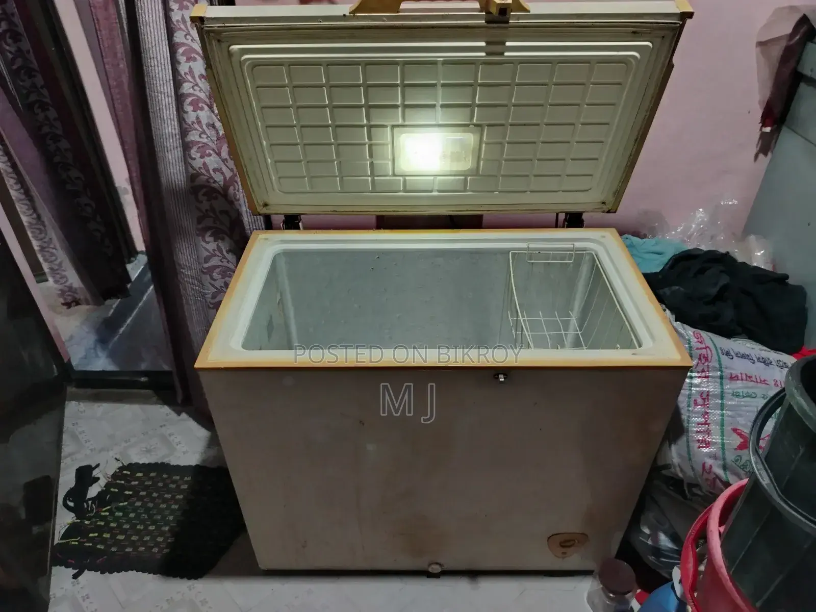 একটি ডিপ ফ্রিজ বিক্রি করা হবে