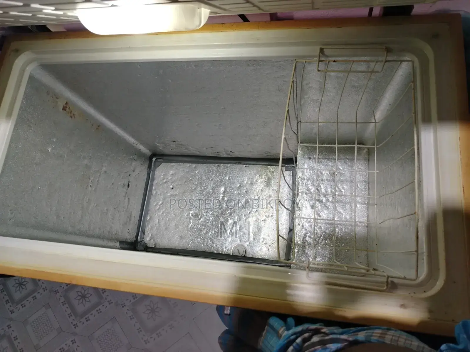 একটি ডিপ ফ্রিজ বিক্রি করা হবে