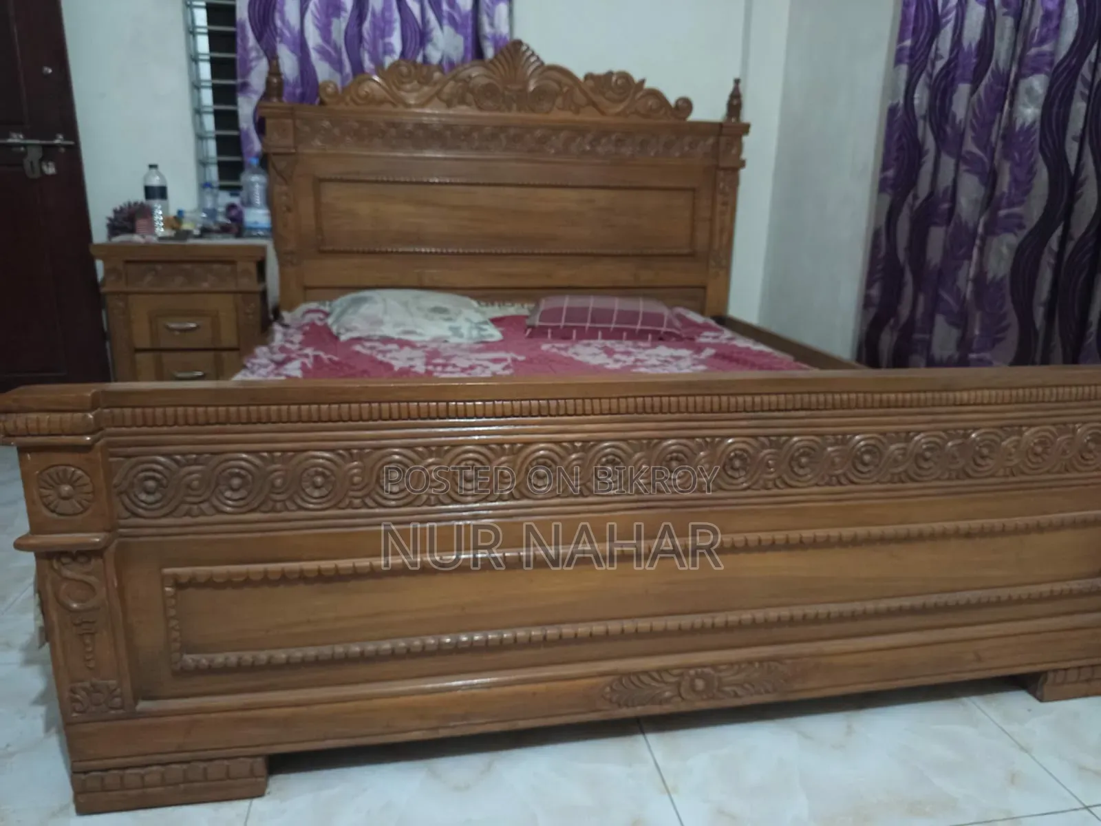 মাস্টার কাঠের বিছানা