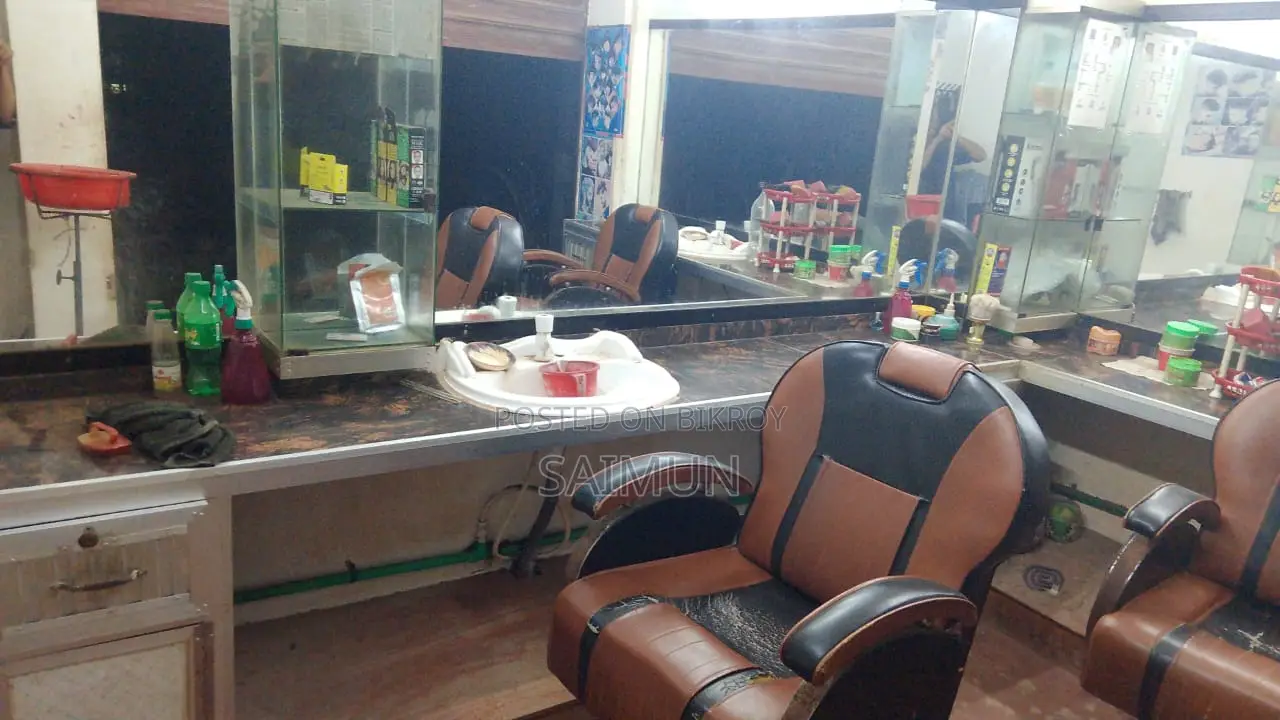 A salon with decoration will be rented out