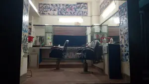 A salon with decoration will be rented out