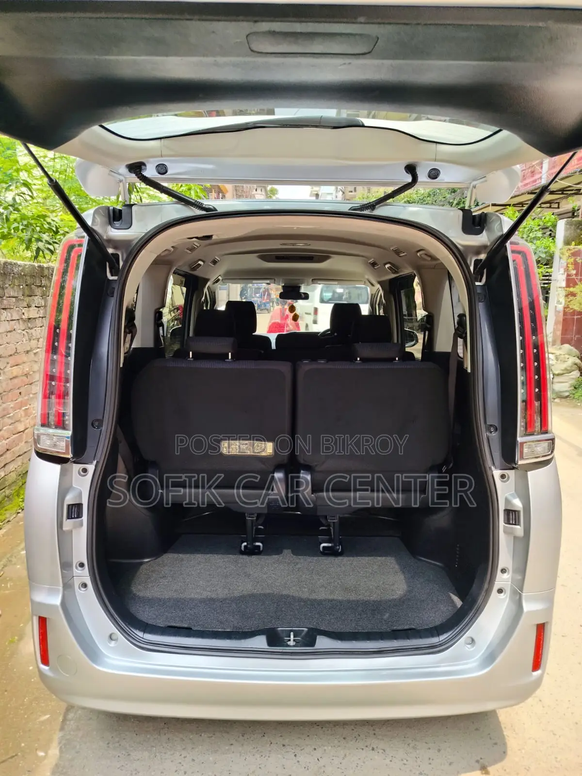 Toyota Noah 2.0 All Wheel Drive (8 Seater) 2017 Silver
