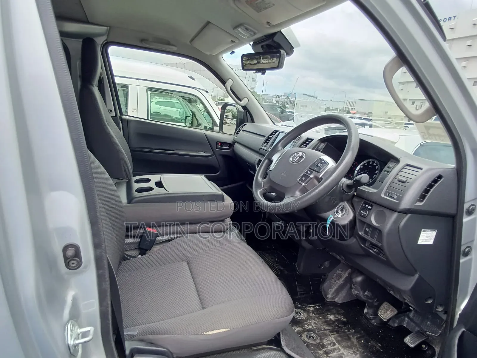 Toyota HiAce 2021 Silver