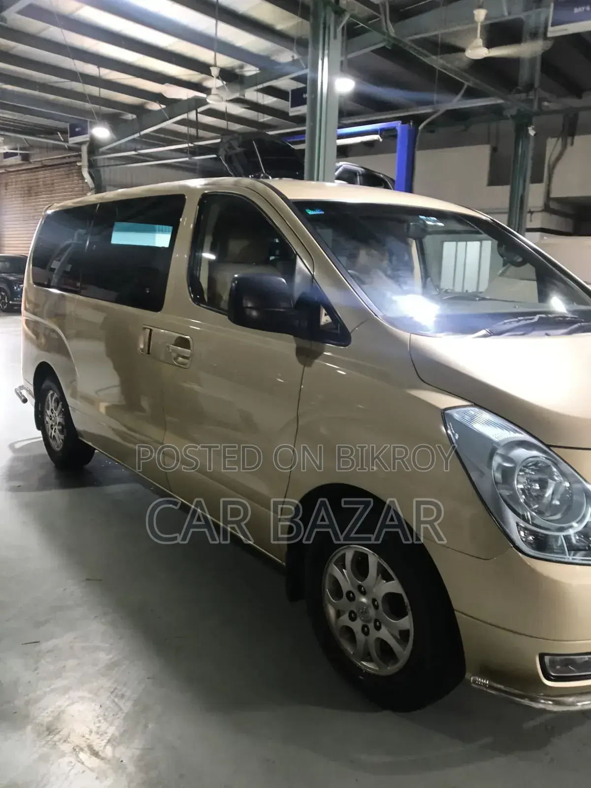 Hyundai H1 2.4 GLS 2010 Gold