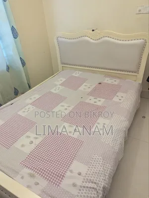 সাদা কুইন বেড
