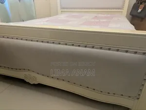 সাদা কুইন বেড
