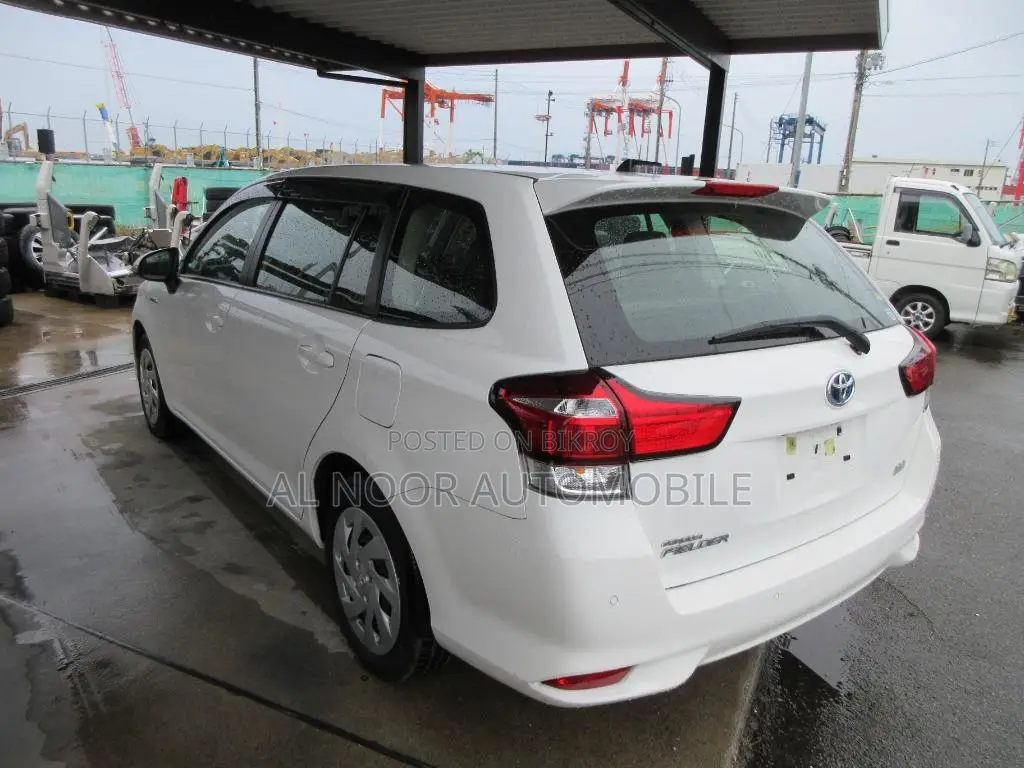 Toyota Corolla Fielder 1.5 Hybrid FWD 2021 Pearl