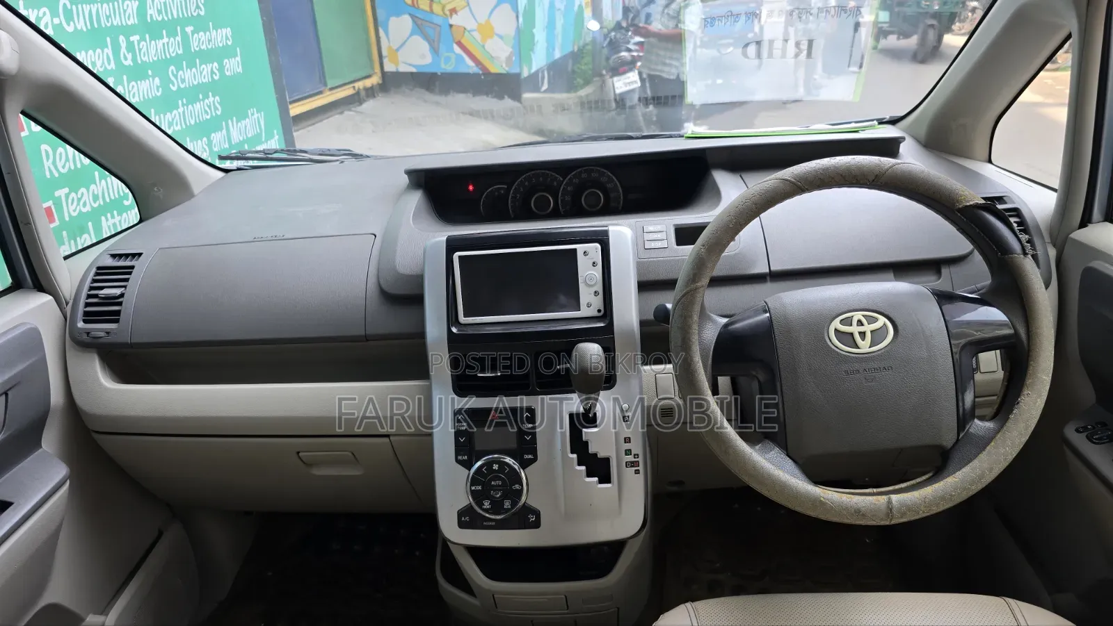 Toyota Noah 2011 Silver