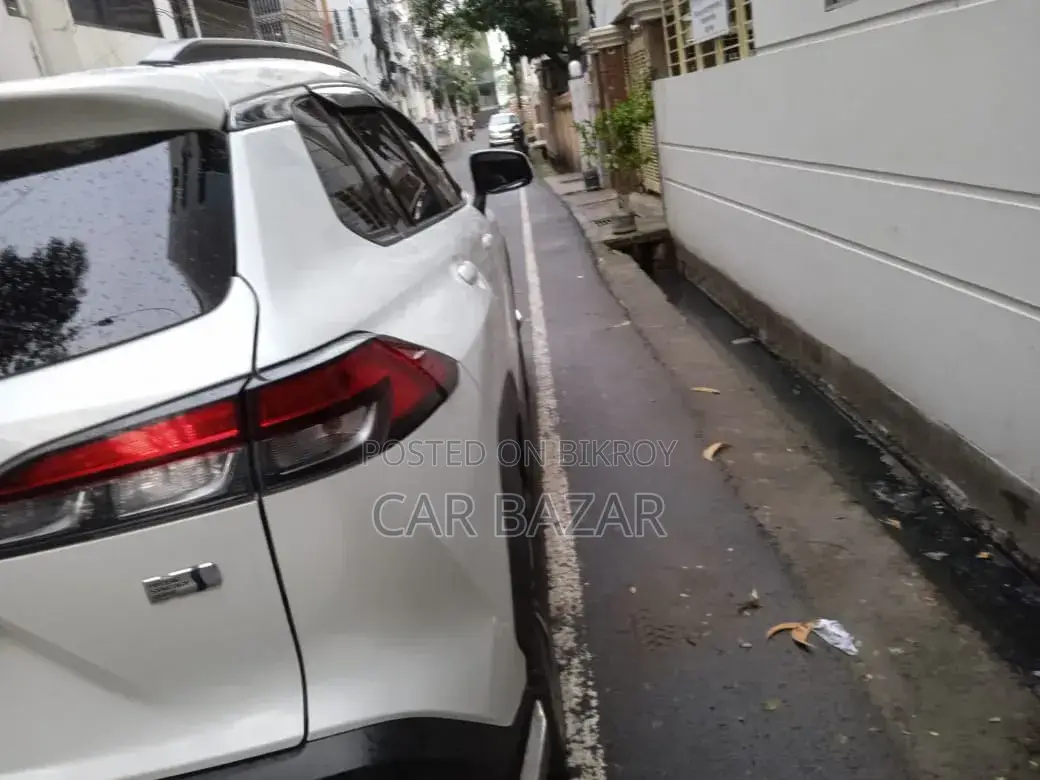 টয়োটা করোলা ক্রস ১.৮ হাইব্রিড ফ্রন্ট হুইল ড্রাইভ ২০২১ পার্ল