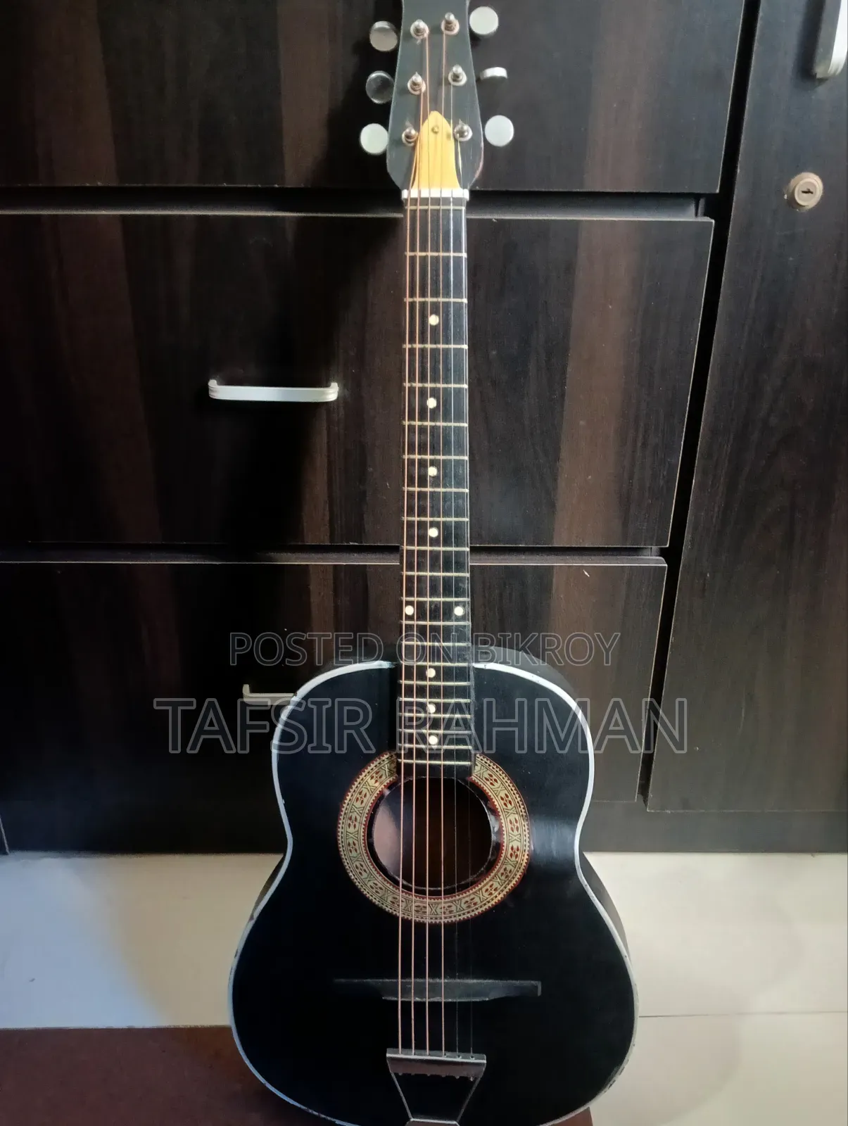 ডিভাইজার প্যাডেড ব্যাগসহ অ্যাকোস্টিক গিটার (ব্যবহৃত - সাইড প্যানেল ক্ষতিগ্রস্ত)
