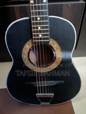 ডিভাইজার প্যাডেড ব্যাগসহ অ্যাকোস্টিক গিটার (ব্যবহৃত - সাইড প্যানেল ক্ষতিগ্রস্ত)