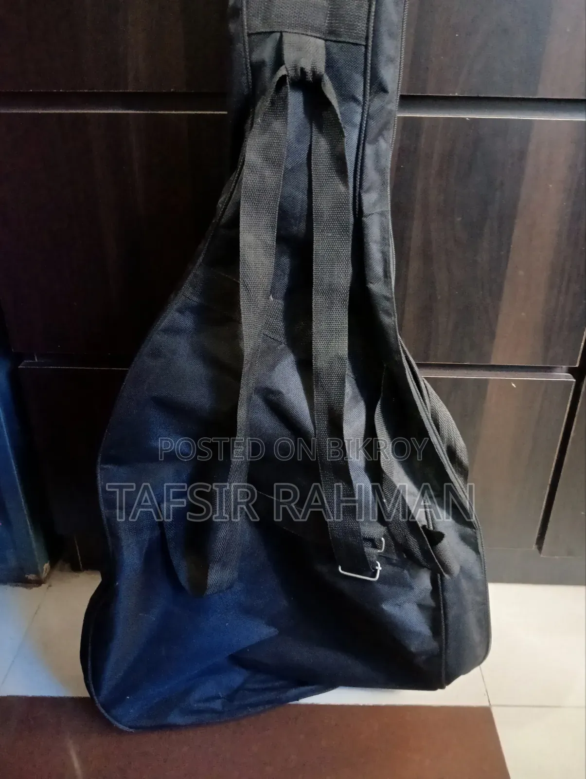 ডিভাইজার প্যাডেড ব্যাগসহ অ্যাকোস্টিক গিটার (ব্যবহৃত - সাইড প্যানেল ক্ষতিগ্রস্ত)