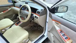 টয়োটা করোলা ২০০৫ সাদা