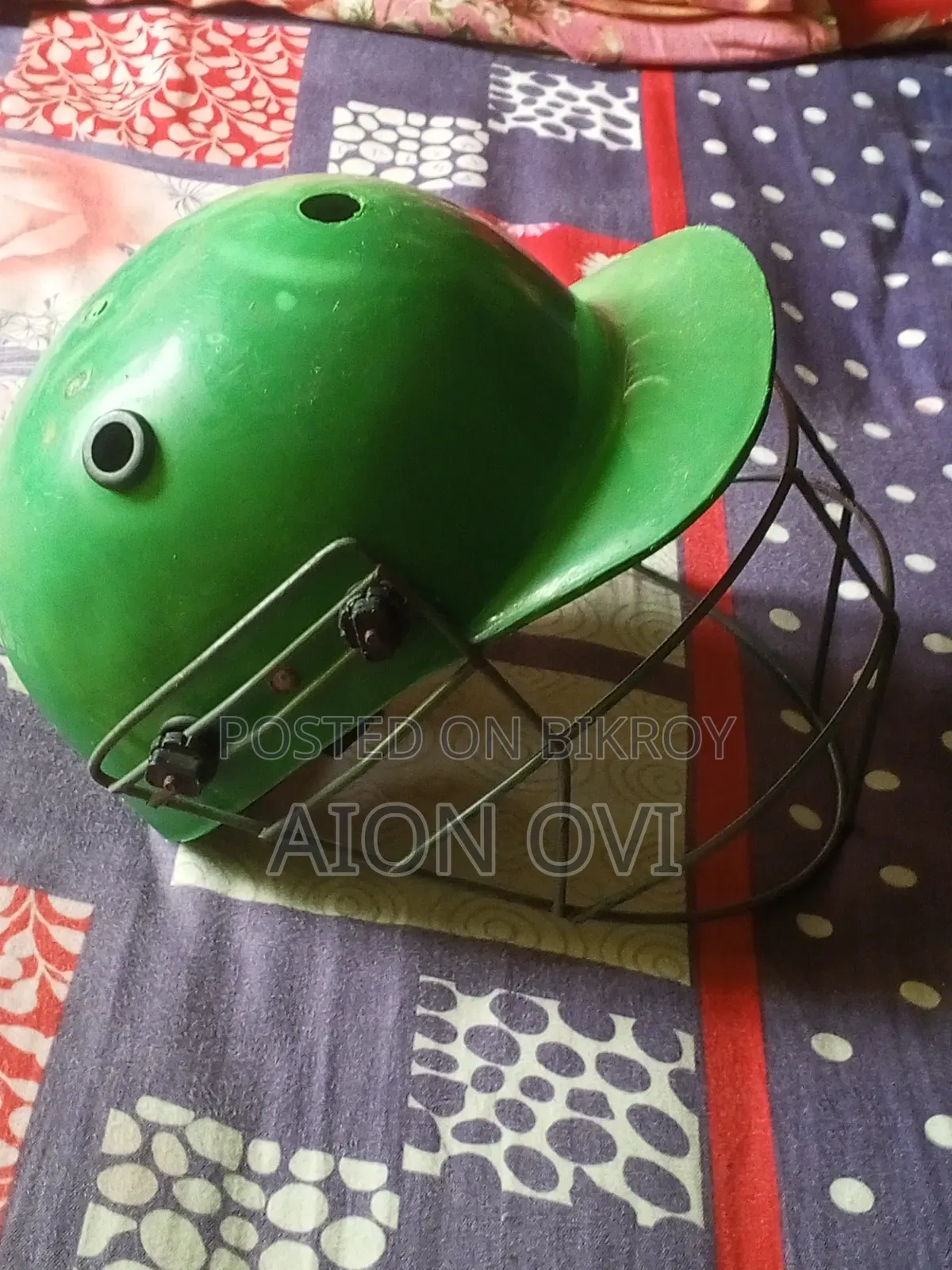 Children's cricket helmet for sale, age 8 to 14 years.