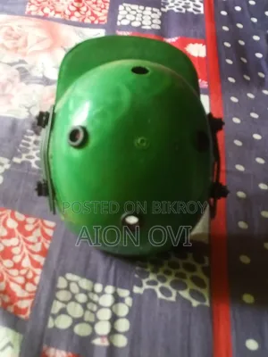 Children's cricket helmet for sale, age 8 to 14 years.