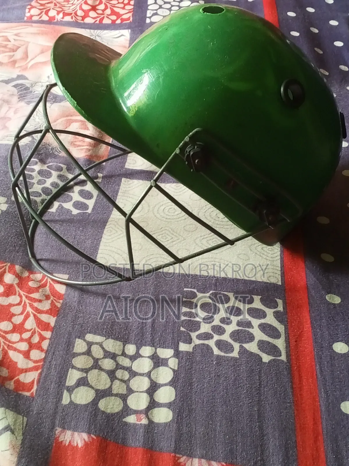 Children's cricket helmet for sale, age 8 to 14 years.