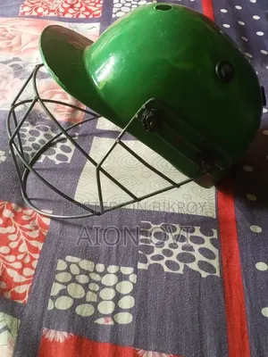 Children's cricket helmet for sale, age 8 to 14 years.
