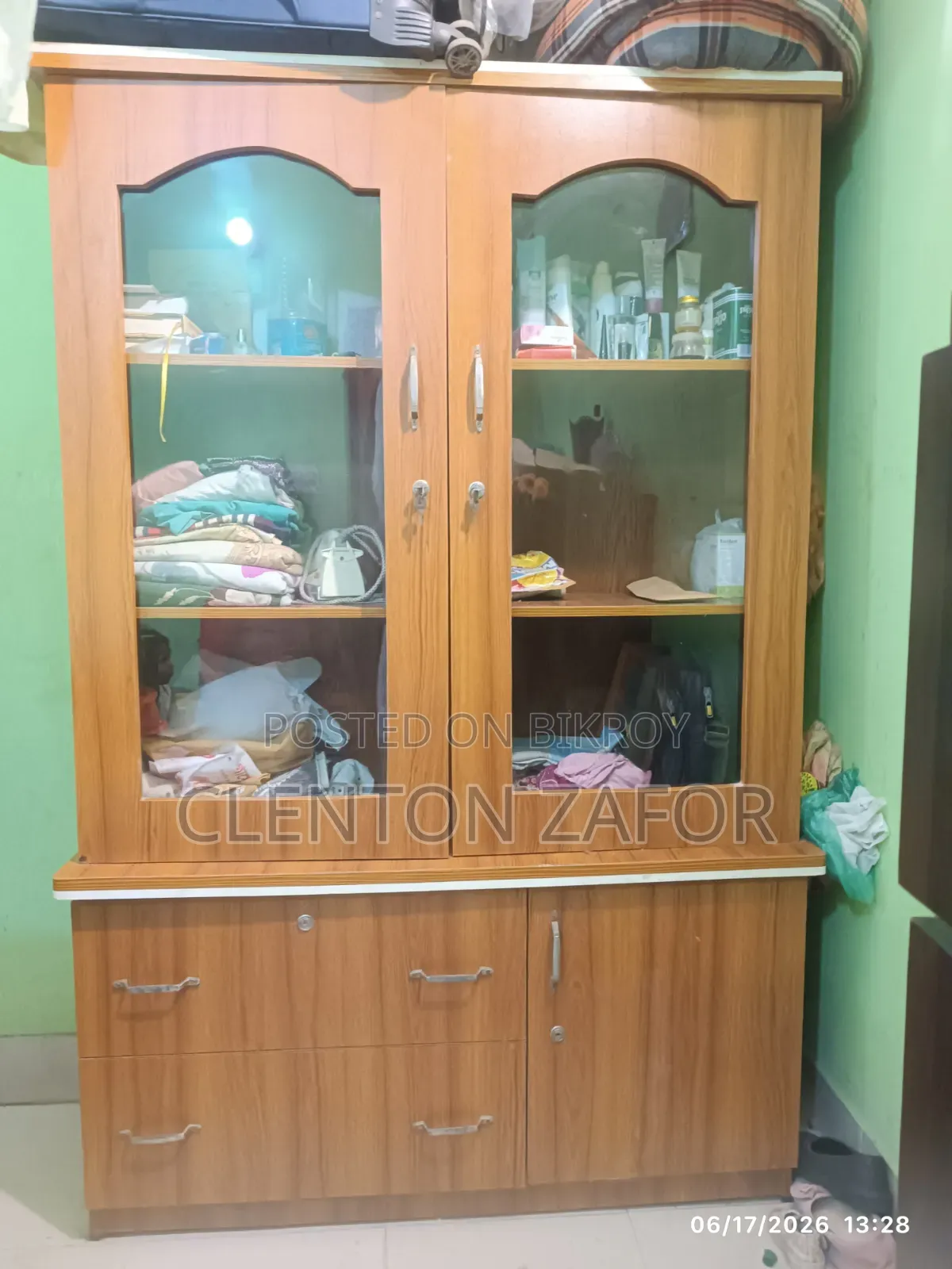 শোকেস আলমারি