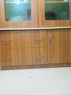 শোকেস আলমারি