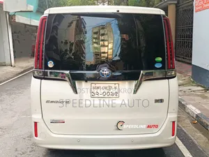 Toyota Esquire 1.8 Front Wheel Drive Hybrid (7 seater) 2019 Pearl