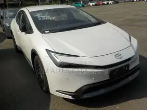 টয়োটা প্রিয়াস ২০২৩ পার্ল