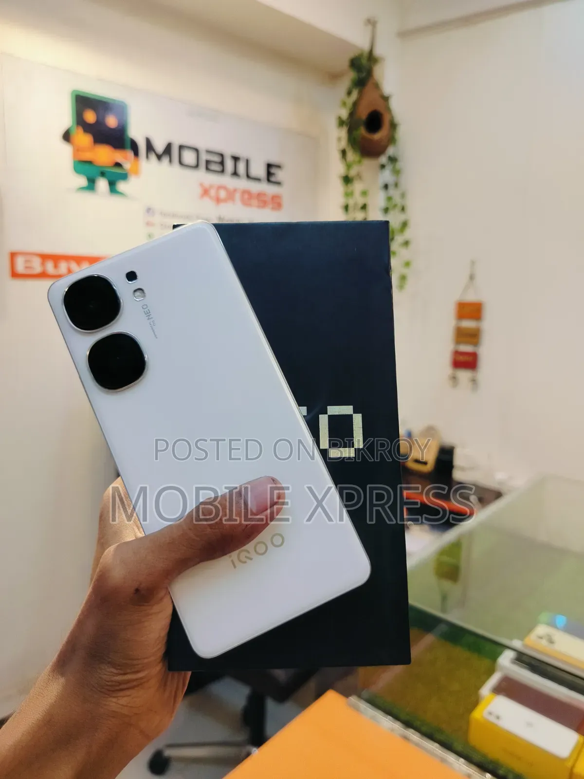 iQOO 256 GB White